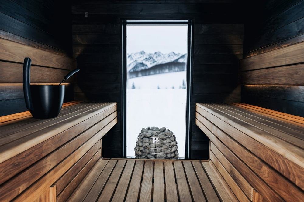 Private Sauna mit Fenster in den Schnee