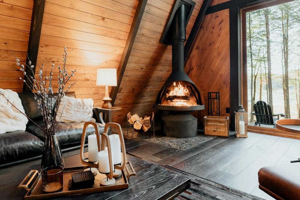 Wohnraum mit Kamin und Waldblick