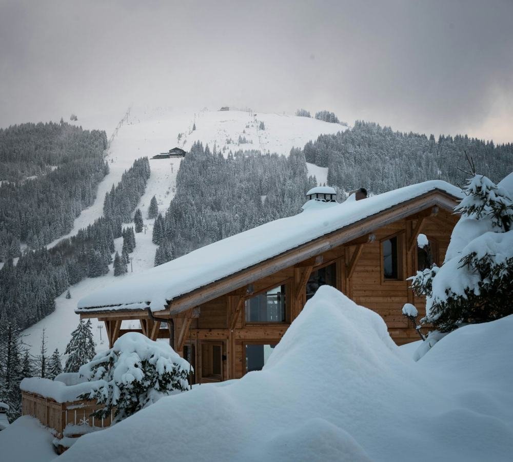 Verschneites Chalet am Hang