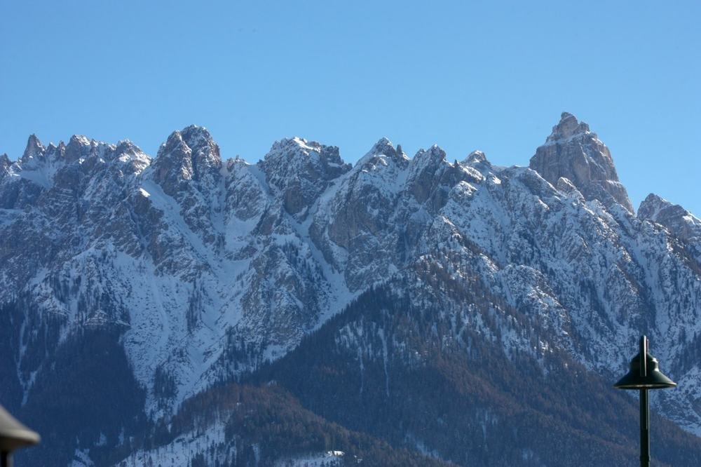 Felsgipfel unter blauem Himmel