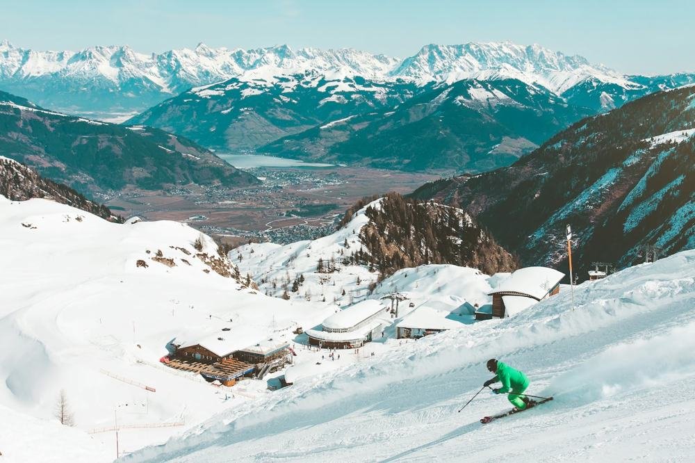 Skifahrer über dem Tal