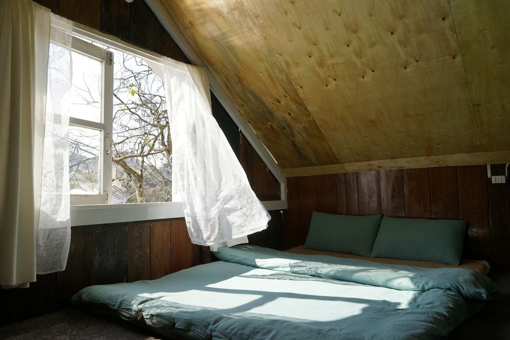 Dachzimmer mit großem Fenster