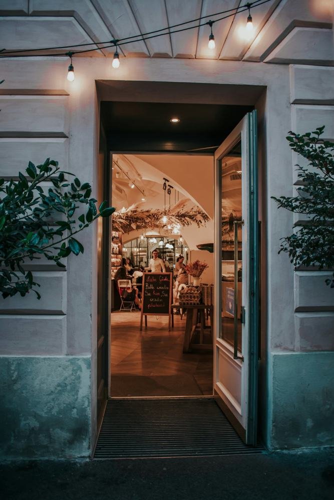 Eingang eines Cafés am Abend