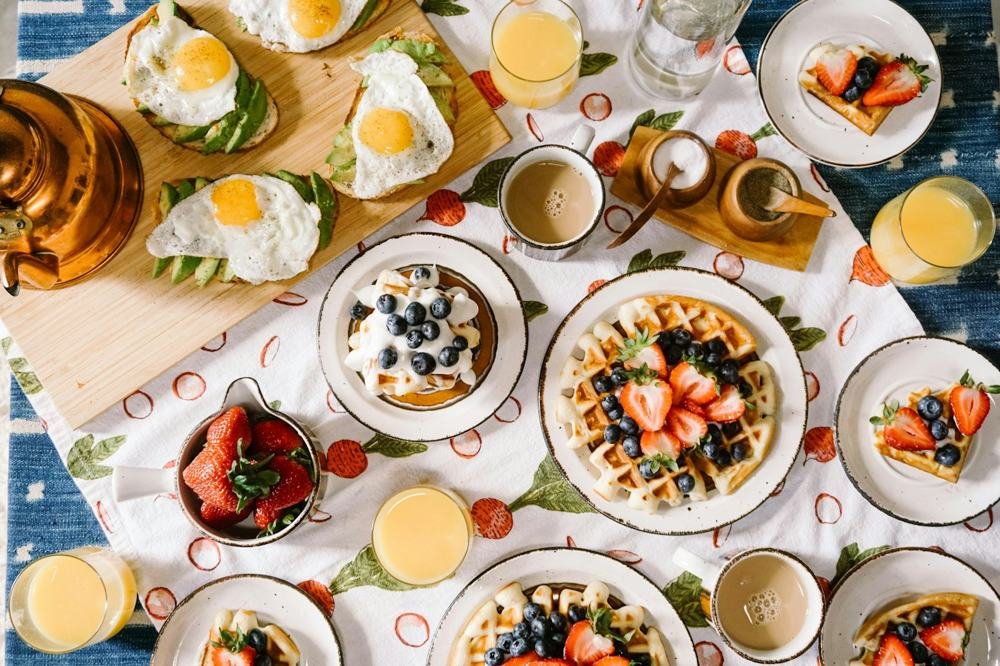 Frühstückstisch mit Waffeln und Eiern