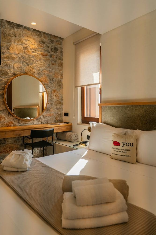 Kabinett-Zimmer mit Spiegel und Bett
