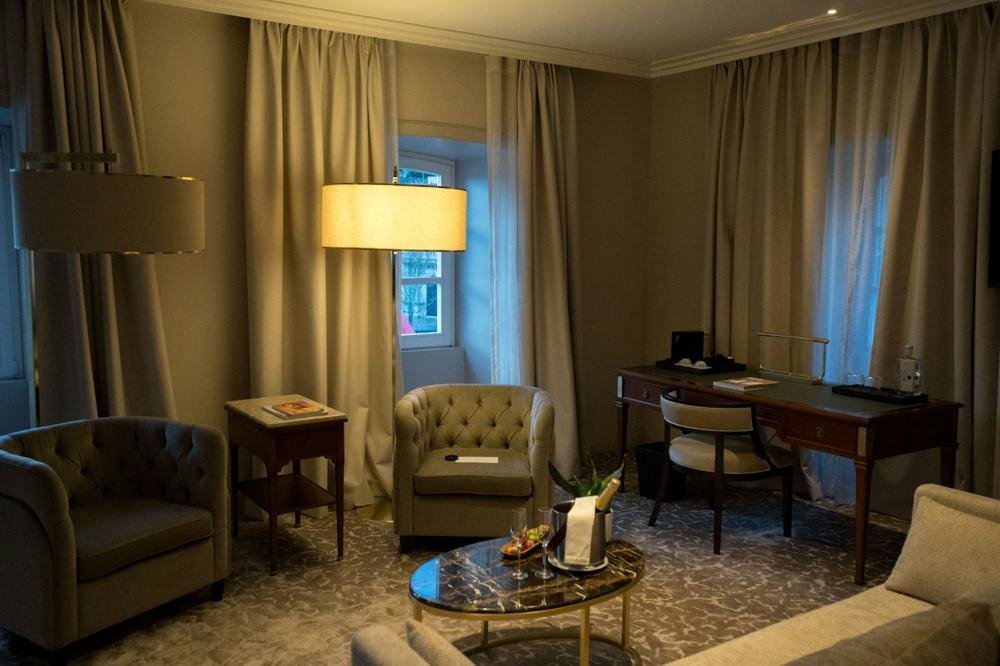 Salon-Zimmer mit Sesseln und Schreibtisch